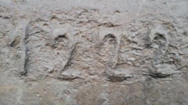 1222 metal numarası. Rakamlar 1222 şeklinde paslı metal doku.