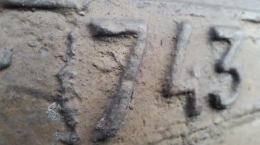743 metal numarası. Rakamlar 743 şeklinde paslı metal doku