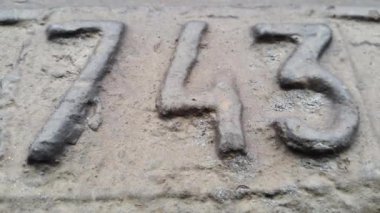 743 metal numarası. Rakamlar 743 şeklinde paslı metal doku