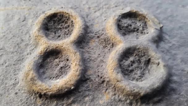 Μεταλλική αριθμός 88. Υφή του Σκουριασμένο μέταλλο με τη μορφή των αριθμών 88. — Αρχείο Βίντεο
