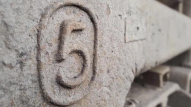 Metal sayı 5. Rakamlar 5 şeklinde paslı metal doku.