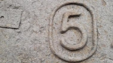 Metal sayı 5. Rakamlar 5 şeklinde paslı metal doku.