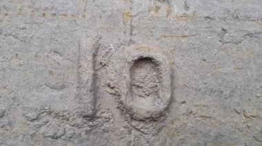 10 numara metal. Rakamlar 10 şeklinde paslı metal doku