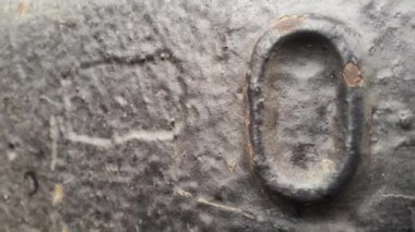 Sayı 0 metal. Rakamlar 0 şeklinde paslı metal doku.
