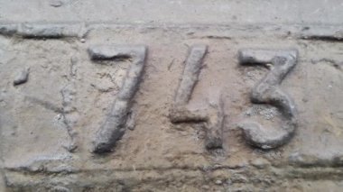 743 metal numarası. Rakamlar 743 şeklinde paslı metal doku