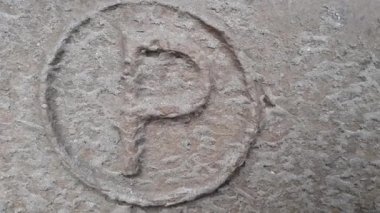 İşareti otopark. İkinci P şeklinde paslı metal metal ikinci s. doku.