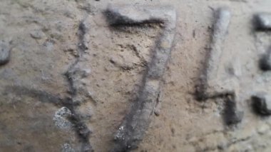 743 metal numarası. Rakamlar 743 şeklinde paslı metal doku