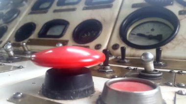 Tıkırtı üstünde büyük kırmızı düğme