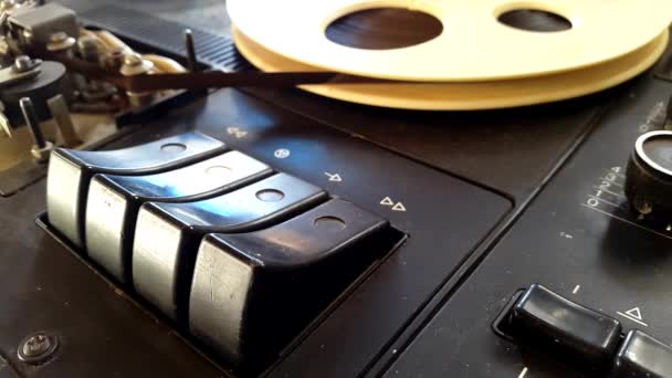 Premere il pulsante su un registratore di nastri, giocare, fermarsi , — Video Stock
