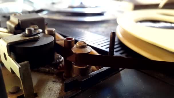Παλιά ρετρό συσκευή εγγραφής ήχου κύλινδρο ΚΑΡΟΥΛΙΑ νηματοποίηση — Αρχείο Βίντεο