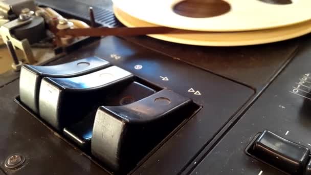 Ancien magnétophone en action . — Video