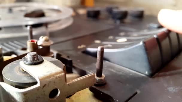 Botón pulsador en la grabadora de cinta — Vídeos de Stock