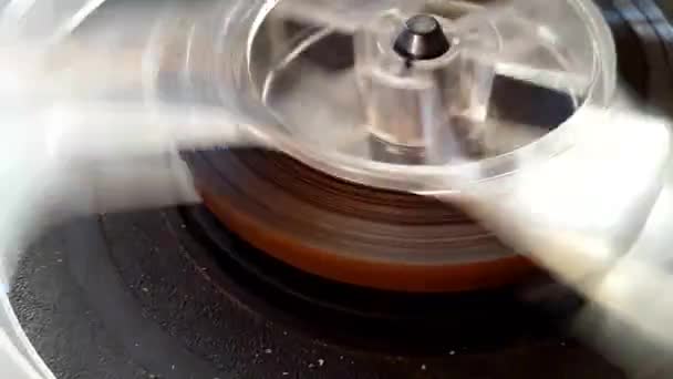 오래 된 레트로 릴 오디오 레코더 릴 회전 — 비디오