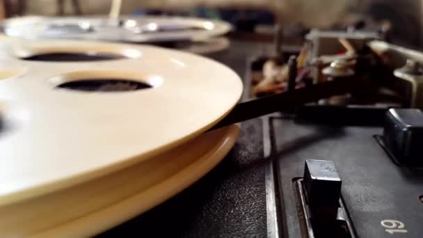 Staré retro naviják Audio rekordér navijáky spinning — Stock video