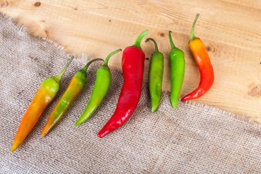 bir ahşap yüzeyde çok renkli biber