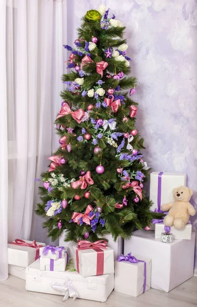 Χριστουγεννιάτικο δέντρο με παιχνίδια και δώρα — Φωτογραφία Αρχείου