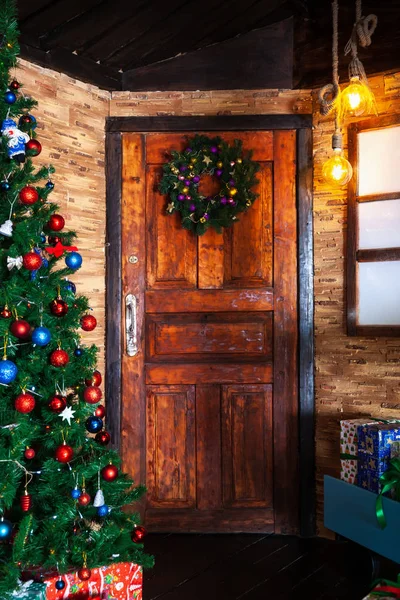 Χριστουγεννιάτικο σπίτι. Χριστουγεννιάτικο δέντρο. Χριστουγεννιάτικα φώτα. — Φωτογραφία Αρχείου