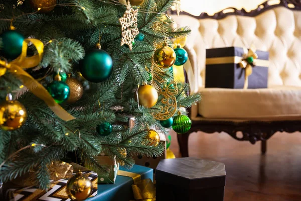 Χριστουγεννιάτικα δώρα κάτω από το Χριστουγεννιάτικο Δέντρο — Φωτογραφία Αρχείου