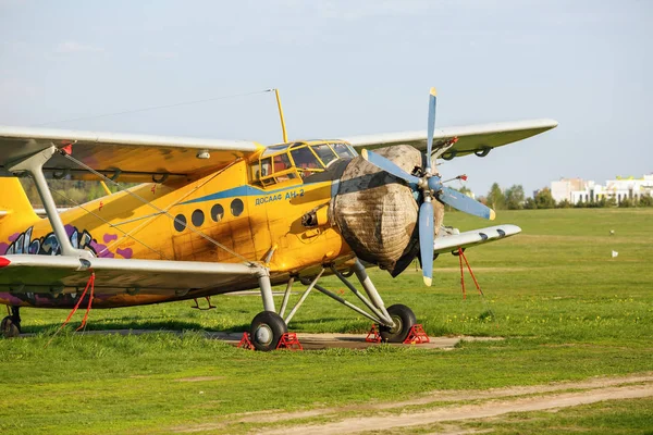 Yellow retro biplane — Stock Photo, Image