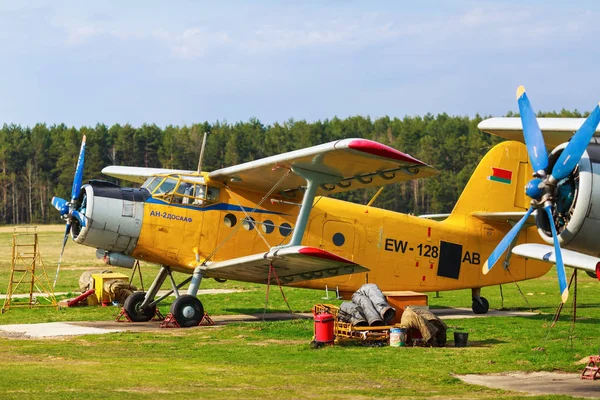 Aviones monomotores amarillos —  Fotos de Stock