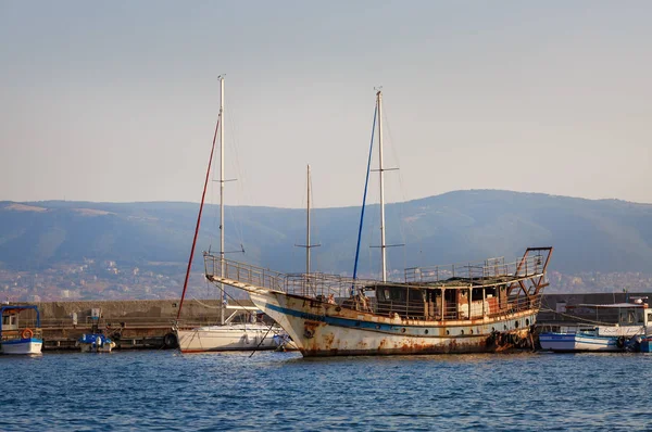 Old rusty ship — Stock Photo, Image