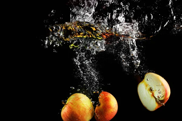 Äpfel fallen ins Wasser — Stockfoto