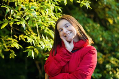 Kırmızı ceketli gülümseyen kadın