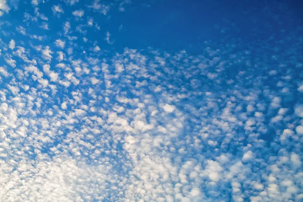 Kleine Wolken vor blauem Himmel — Stockfoto