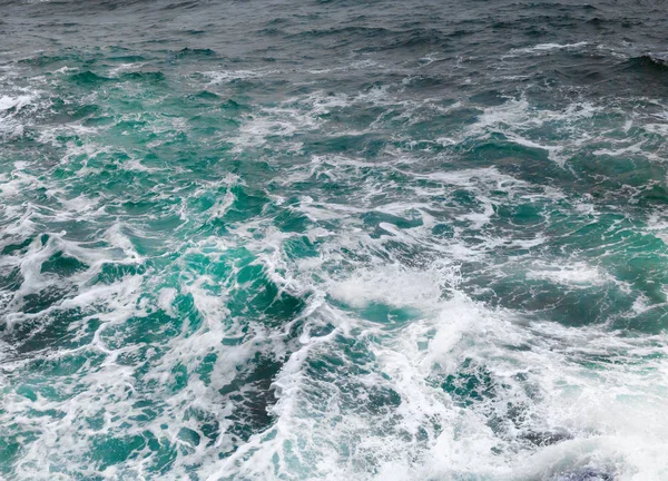 Zeegolven met schuim — Stockfoto