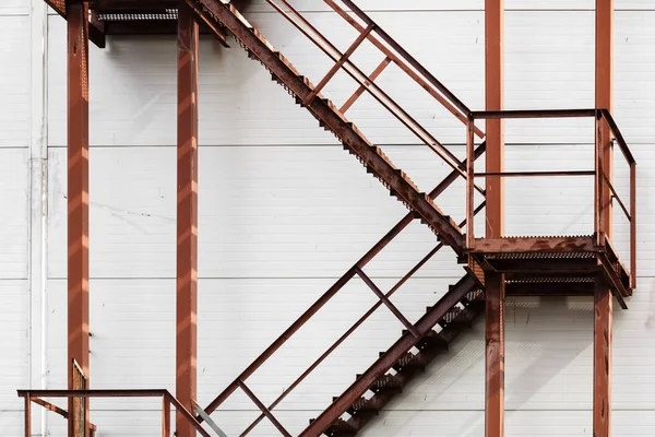 Paslı metal merdiven — Stok fotoğraf