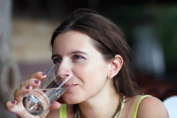 Woman drinking water — Stock Photo, Image