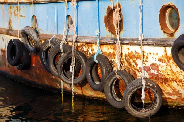 Neumáticos viejos en barco — Foto de Stock