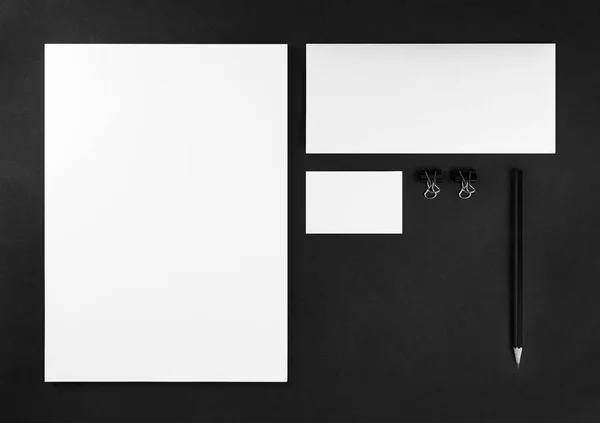 Papelaria em branco em preto — Fotografia de Stock