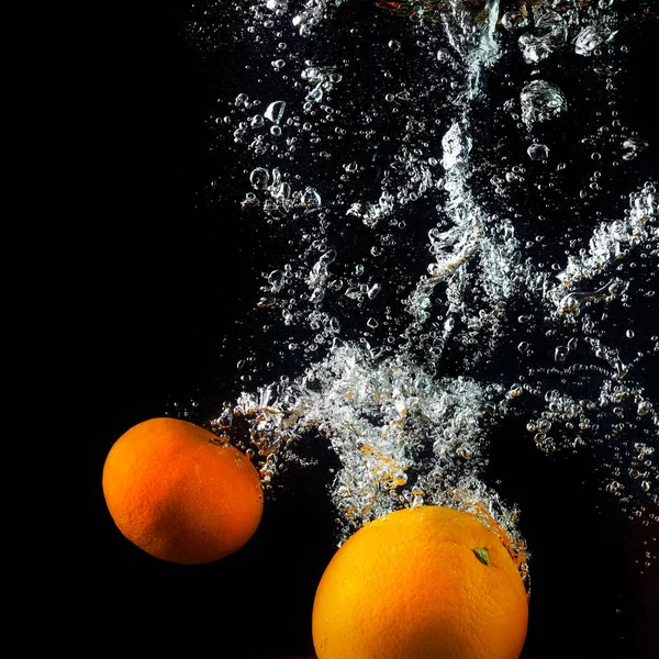Orangen im Wasser — Stockfoto
