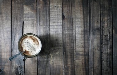 ahşap yüzey üzerinde kahve fincanı