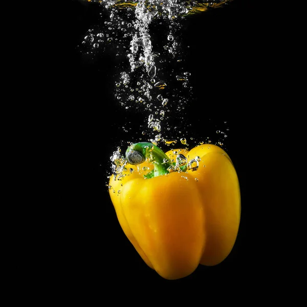 Paprika jaune dans l'eau — Photo