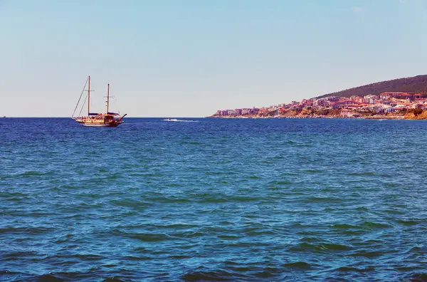 Seascape with a ship — Stock Photo, Image