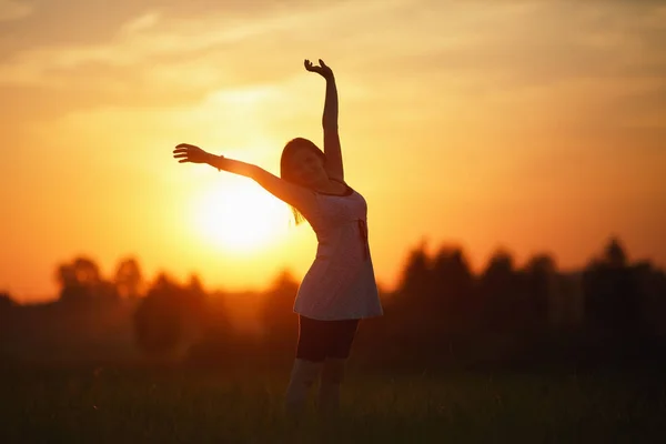 Mujer en el fondo del atardecer — Foto de Stock