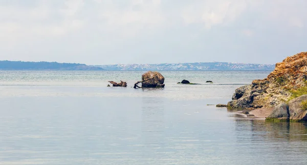 Grande masso e mare — Foto Stock