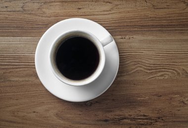 Kahve fincanı ahşap masada