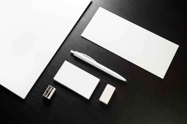 Papelería en blanco sobre negro — Foto de Stock