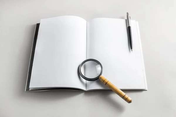 Livro, lupa e lápis — Fotografia de Stock