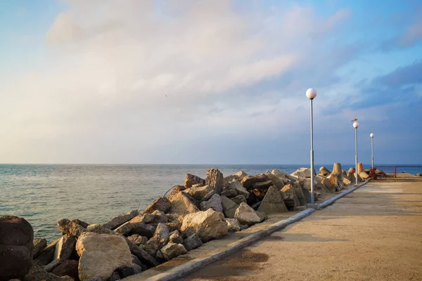 Breakwater с фонарными столбами — стоковое фото