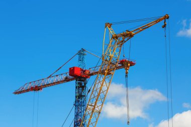 iki inşaat vinçleri