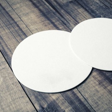 İki bira bardak altlığı