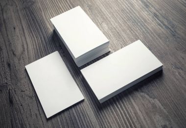 Boş kartvizit yığınları