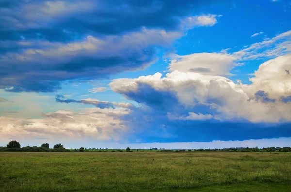雲とフィールド — ストック写真
