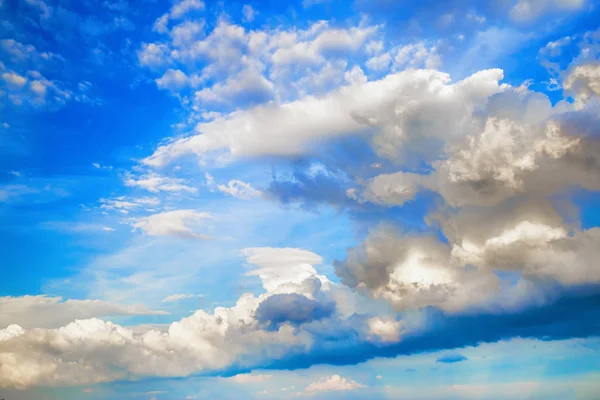 Wolken am blauen Himmel — Stockfoto