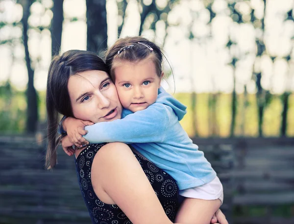 Anne ve kızı birlikte.