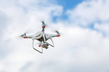 Dört helikopter uçak